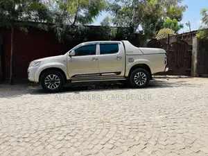 Toyota Hilux 2012 Brown