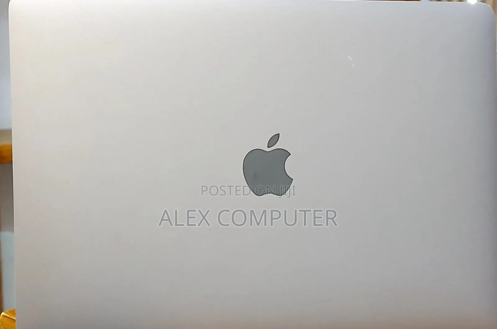 New Laptop Apple MacBook Pro 2022 M2 8GB Apple M2 SSD 256GB