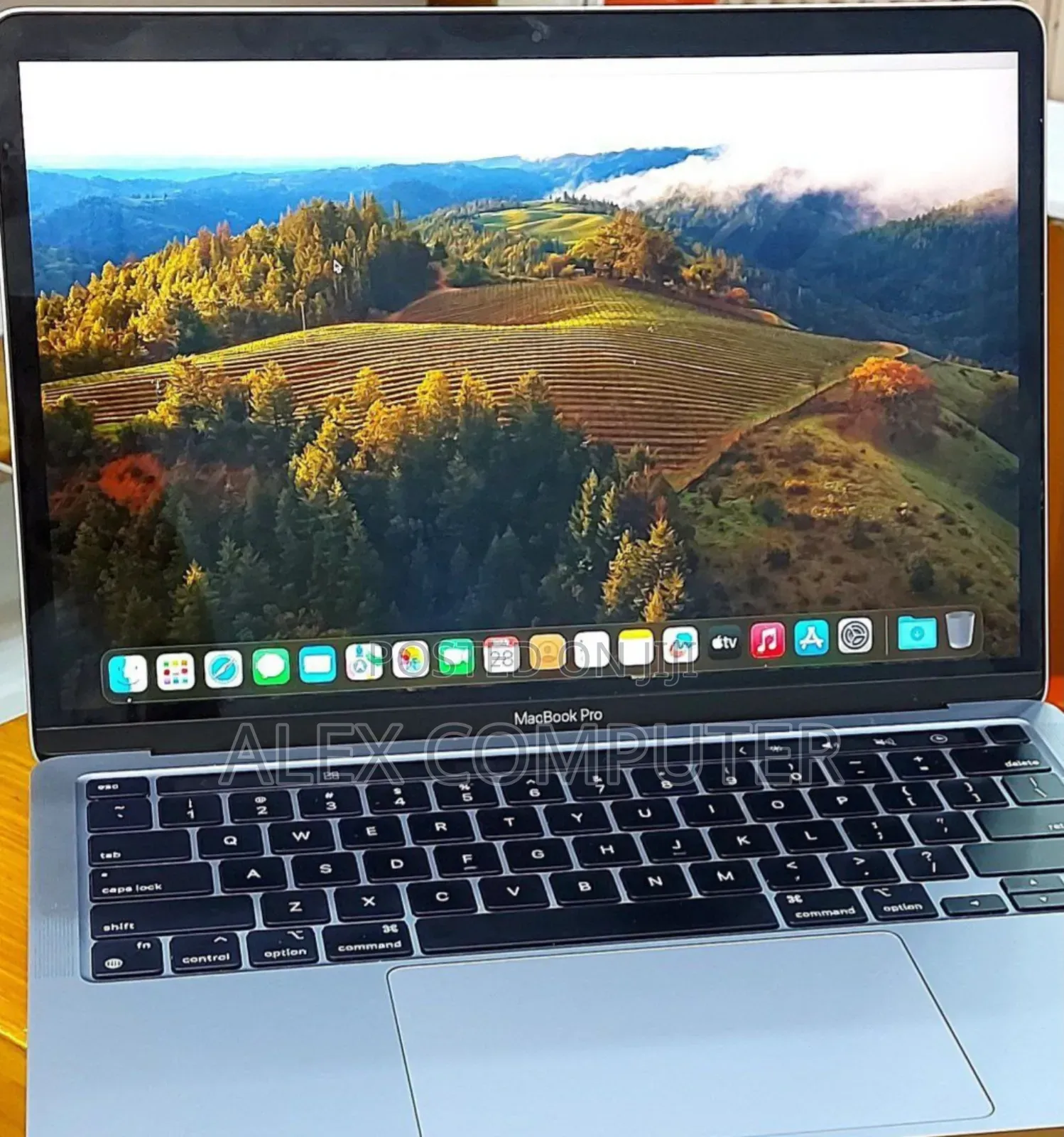 New Laptop Apple MacBook Pro 2022 M2 8GB Apple M2 SSD 256GB