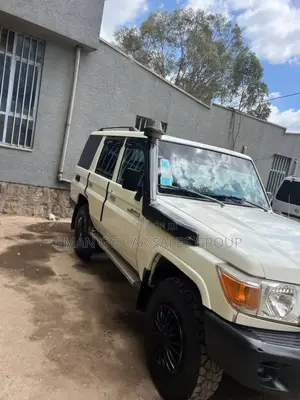 Photo - Toyota Land Cruiser 2015 White