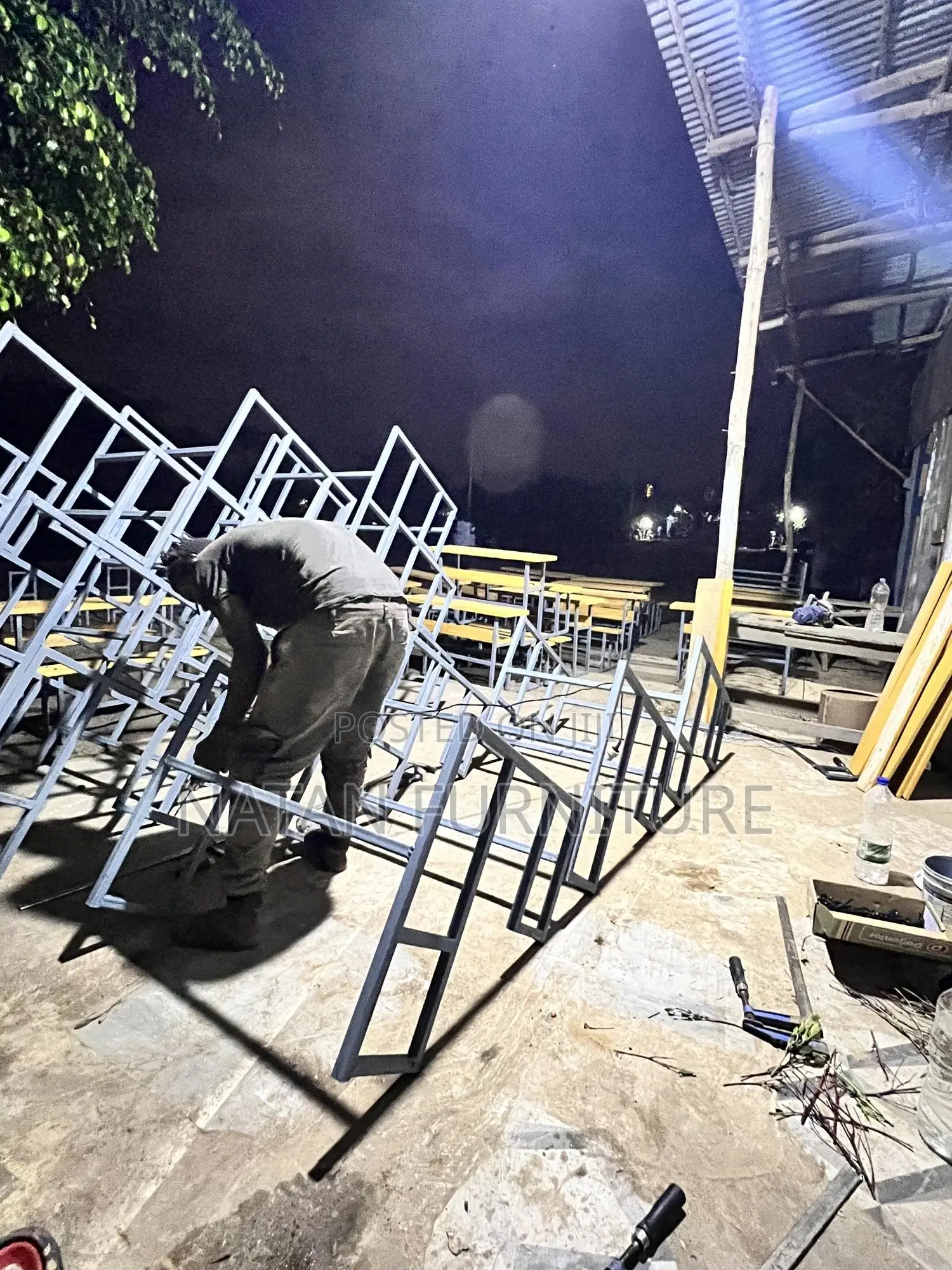 የተማሪዎች ዴስክ ሥስት ተማሪዎችን መያዝ የሚችል ከዋንዛ እንጨት እና ባለ 25 በረት ተበይዶ