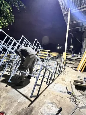 የተማሪዎች ዴስክ ሥስት ተማሪዎችን መያዝ የሚችል ከዋንዛ እንጨት እና ባለ 25 በረት ተበይዶ