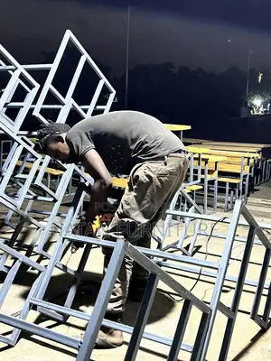 የተማሪዎች ዴስክ ሥስት ተማሪዎችን መያዝ የሚችል ከዋንዛ እንጨት እና ባለ 25 በረት ተበይዶ