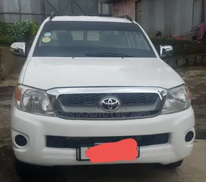 Photo - Toyota Hilux 2011 White