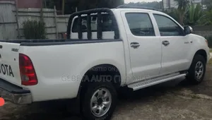 Toyota Hilux 2011 White