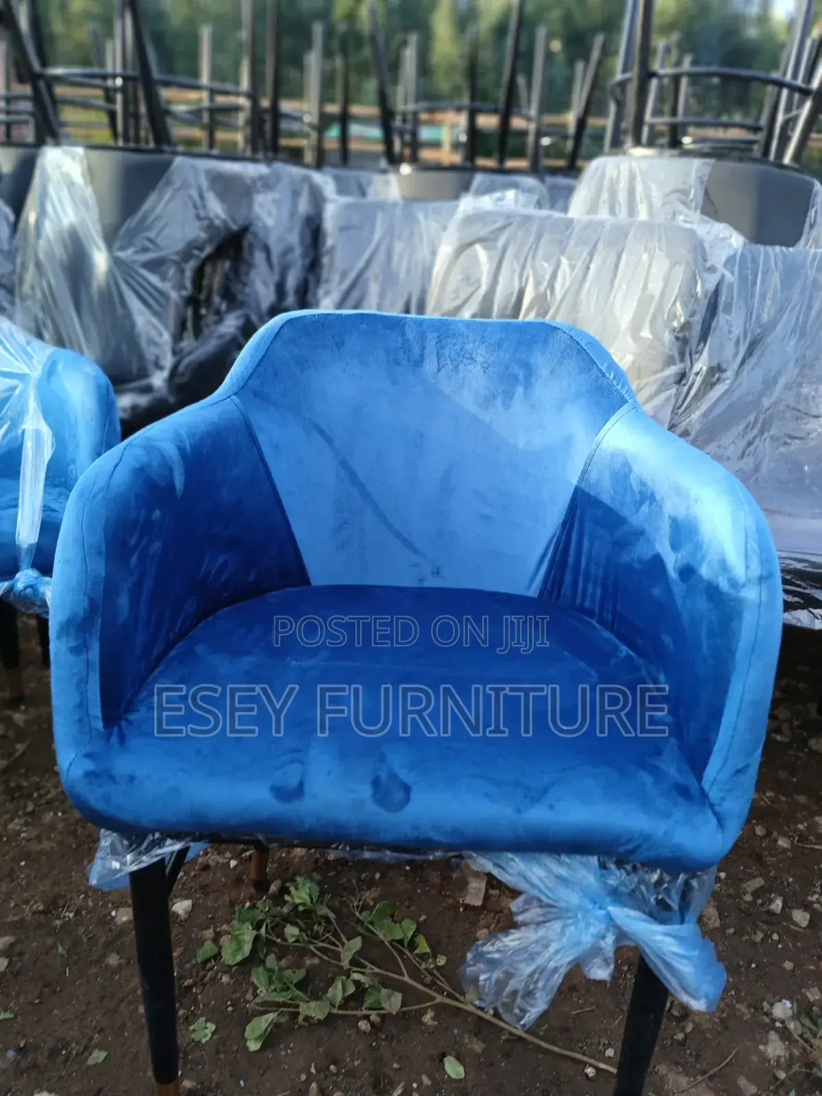 ጥርት ያለ በከፋይ ጨርቅ የተሰራ ወንበር