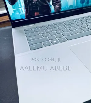 Photo - New Laptop Dell Inspiron 16 5620 16GB Intel Core I7 SSD 1T