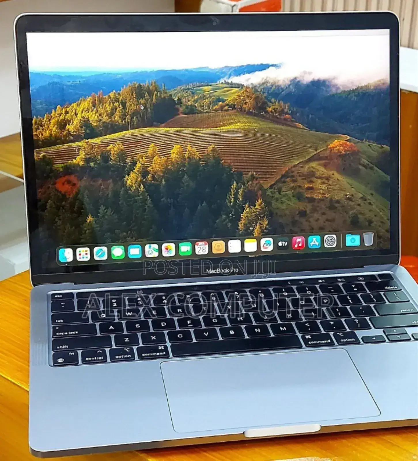 New Laptop Apple MacBook Pro 2022 M2 16GB Apple M2 SSD 256GB