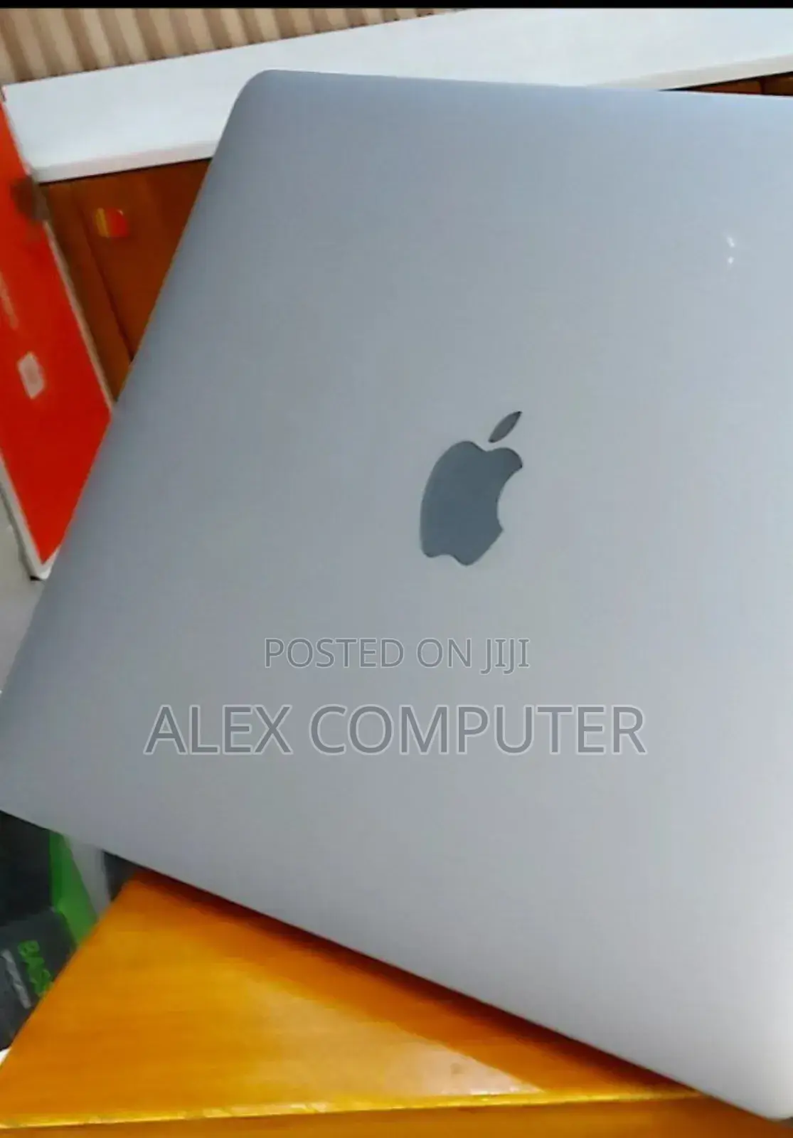 New Laptop Apple MacBook Pro 2022 M2 16GB Apple M2 SSD 256GB