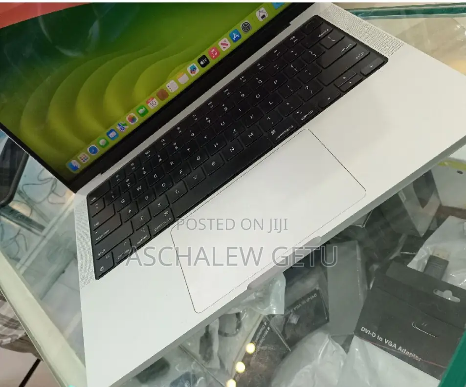 New Laptop Apple MacBook Pro 8GB Apple M3 SSD 512GB