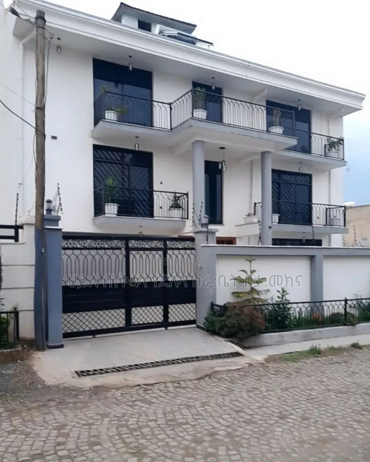Furnished 10bdrm House in አያት አካባቢ ኮምፋውንድ ውስጥ, Yeka for sale