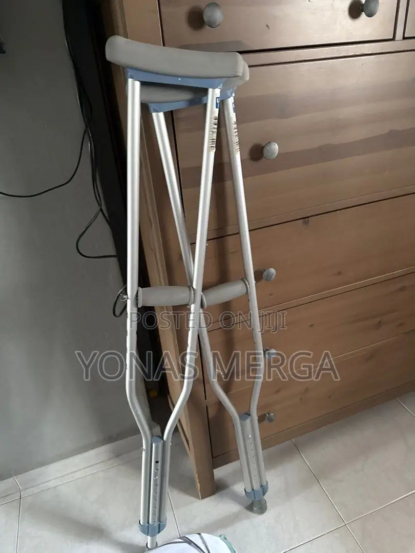 Axillary Crutches፵時crutches Are Adaptable to the User