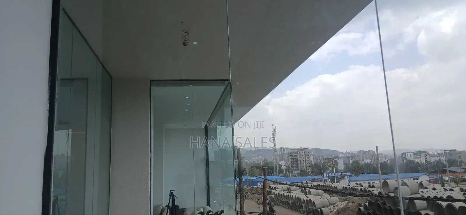 በመሀል ቦሌ አደይ አበባ