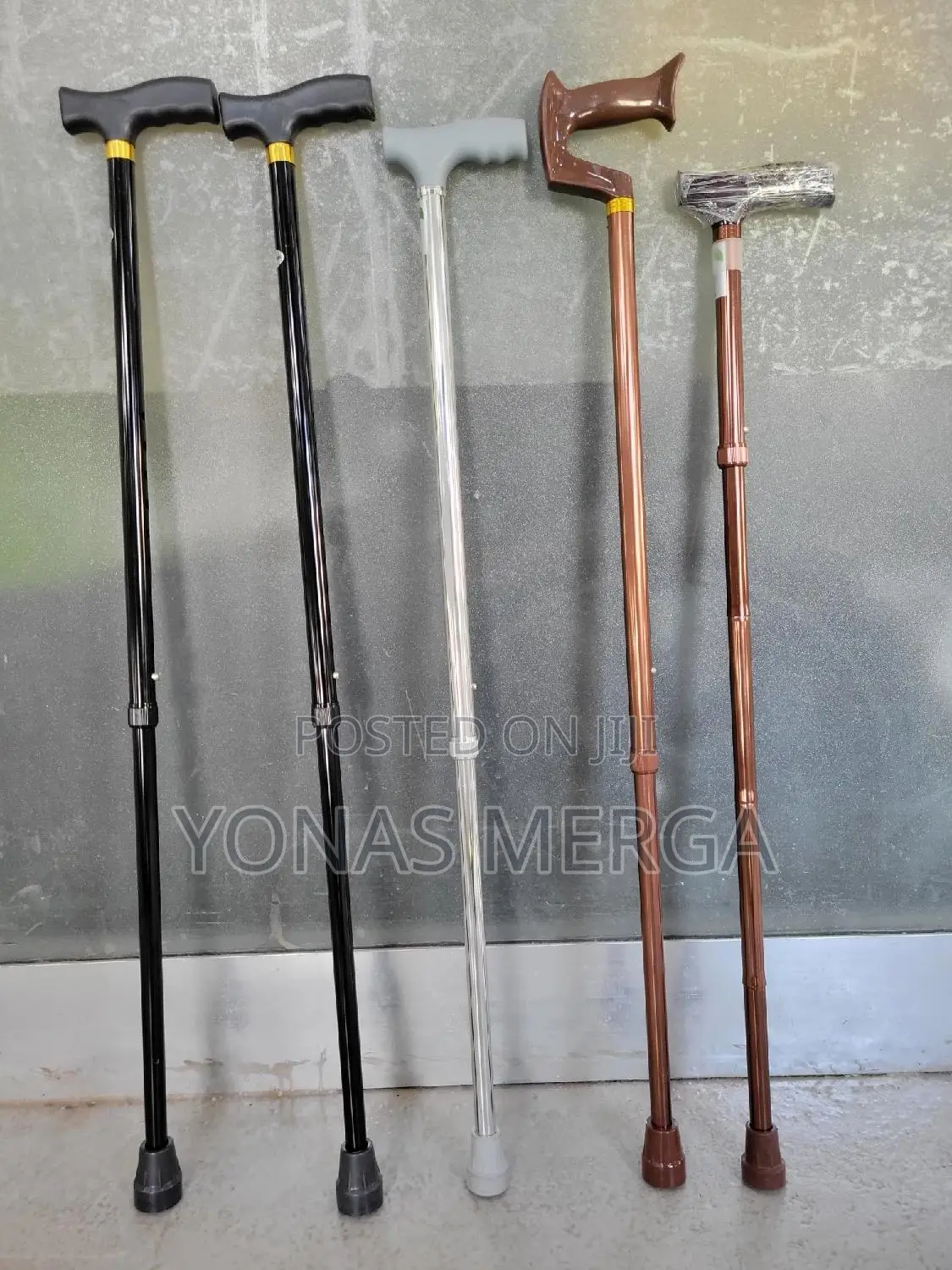 Cane፻袴walking or Traveling. Extreme Caution on Wet Floors