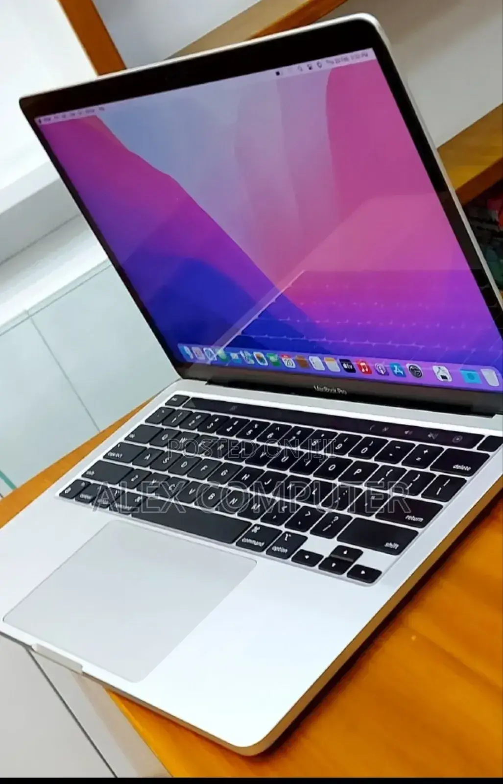 New Laptop Apple MacBook Pro 2020 M1 8GB Apple M1 SSD 512GB