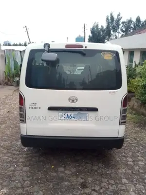 Toyota HiAce 2014 White