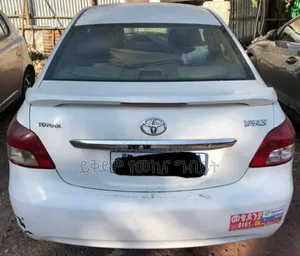 Toyota Yaris Base Sedan 4dr 2011 White