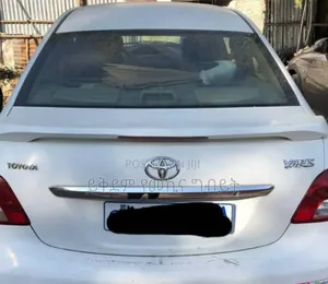 Toyota Yaris Base Sedan 4dr 2011 White