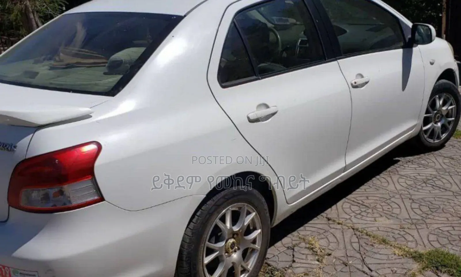 Toyota Yaris Base Sedan 4dr 2011 White