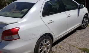 Toyota Yaris Base Sedan 4dr 2011 White