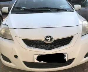 Photo - Toyota Yaris Base Sedan 4dr 2011 White