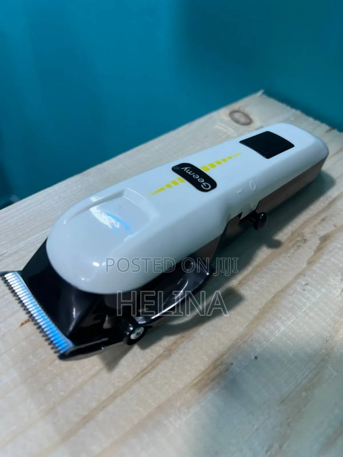 ከማይዝግ ብረት የተሰራ ምላጭ ከቲታኒየም ሽፋን ያለው Geemy Hair Clipper