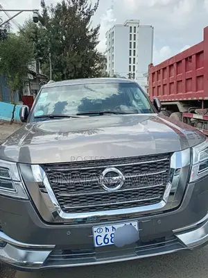 Photo - Nissan Patrol 2015 Gold