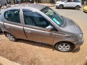 Toyota Vitz 2004 Silver