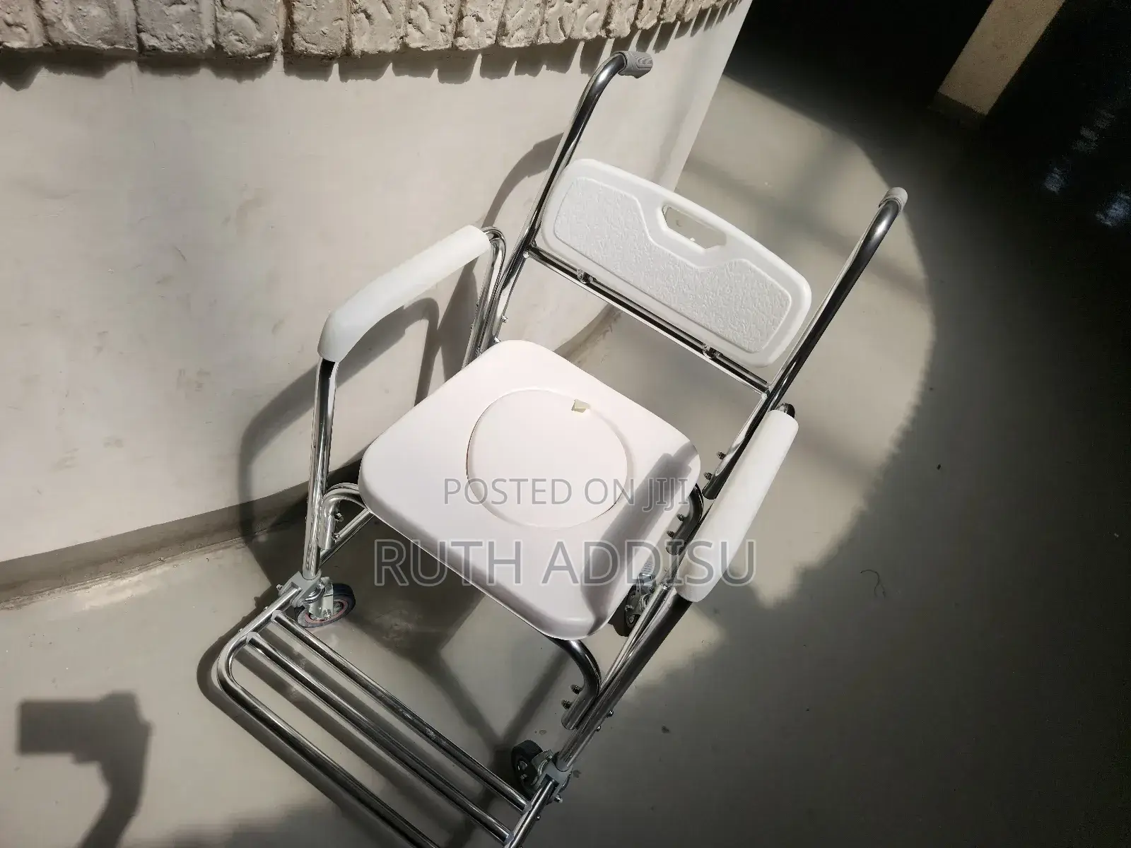 Comode Chair With Four Mini Wheel4覶commode Mini Wheel Chair