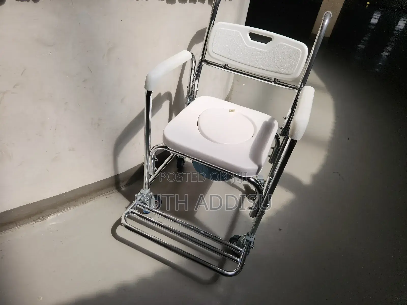 Comode Chair With Four Mini Wheel4覶commode Mini Wheel Chair