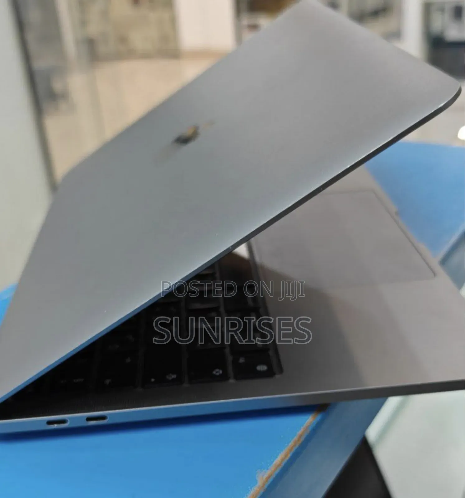 New Laptop Apple MacBook Pro 2022 M2 8GB Apple M2 SSD 256GB