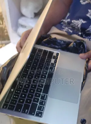 New Laptop Apple MacBook Pro 2022 M2 8GB Apple M2 SSD 256GB