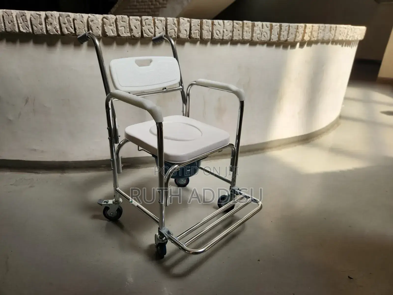 Commode Chair4了four Mini Wheel Commode Chair2以commode Chair