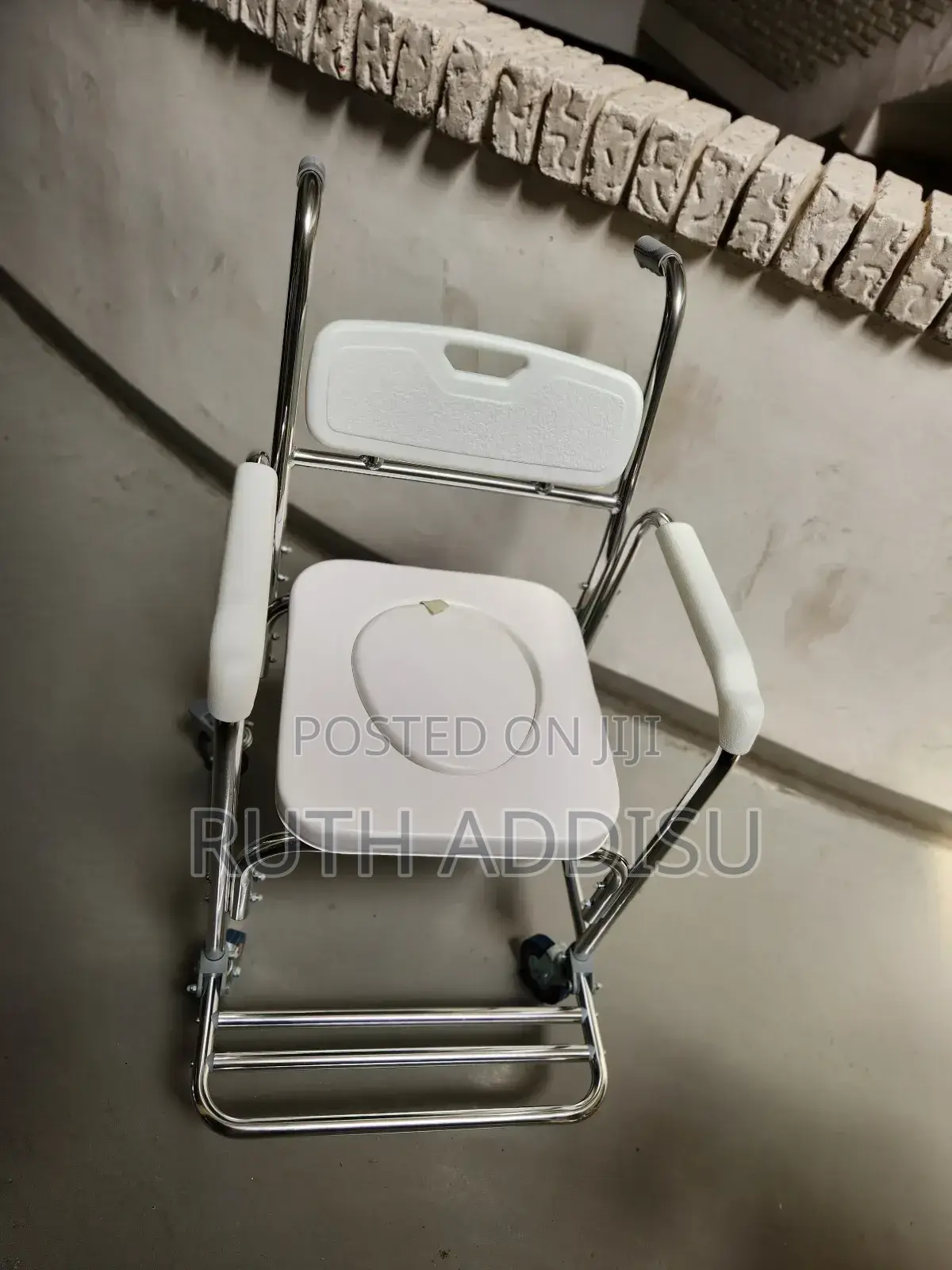 Commode Chair4了four Mini Wheel Commode Chair2以commode Chair