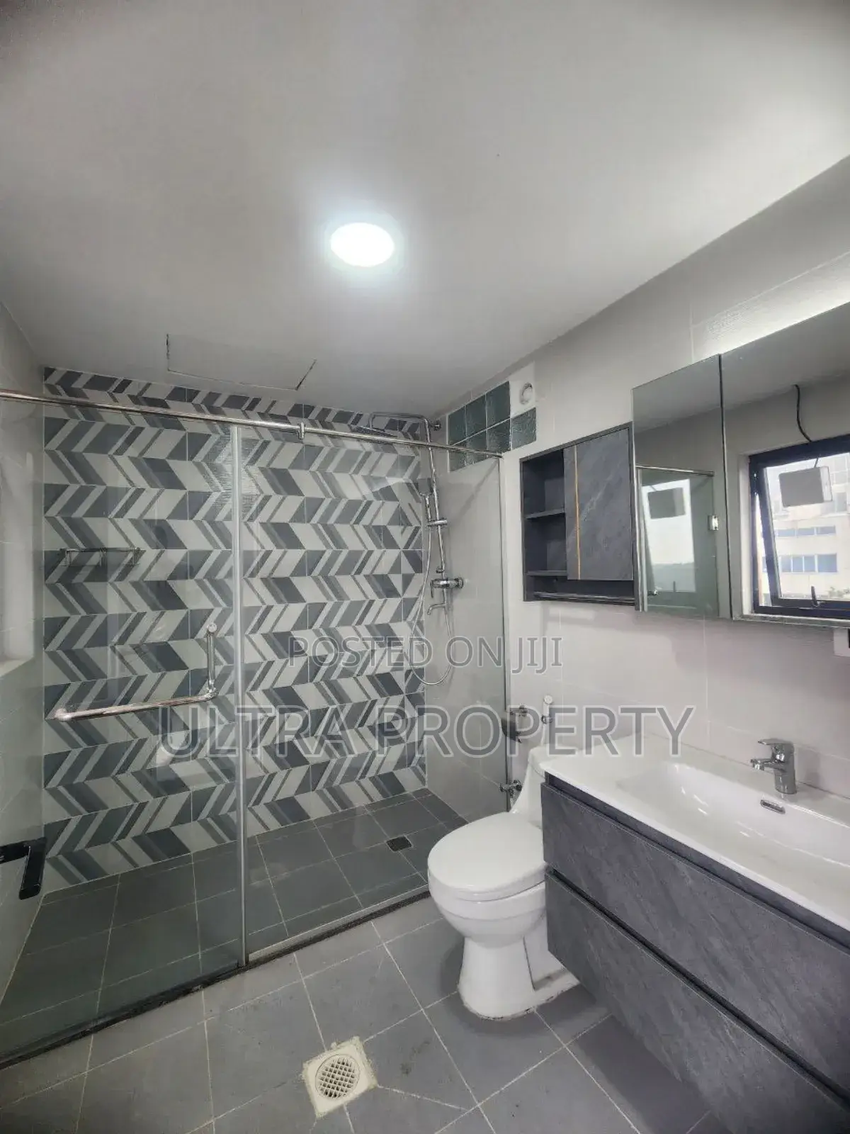 5bdrm Apartment in Bole for rent