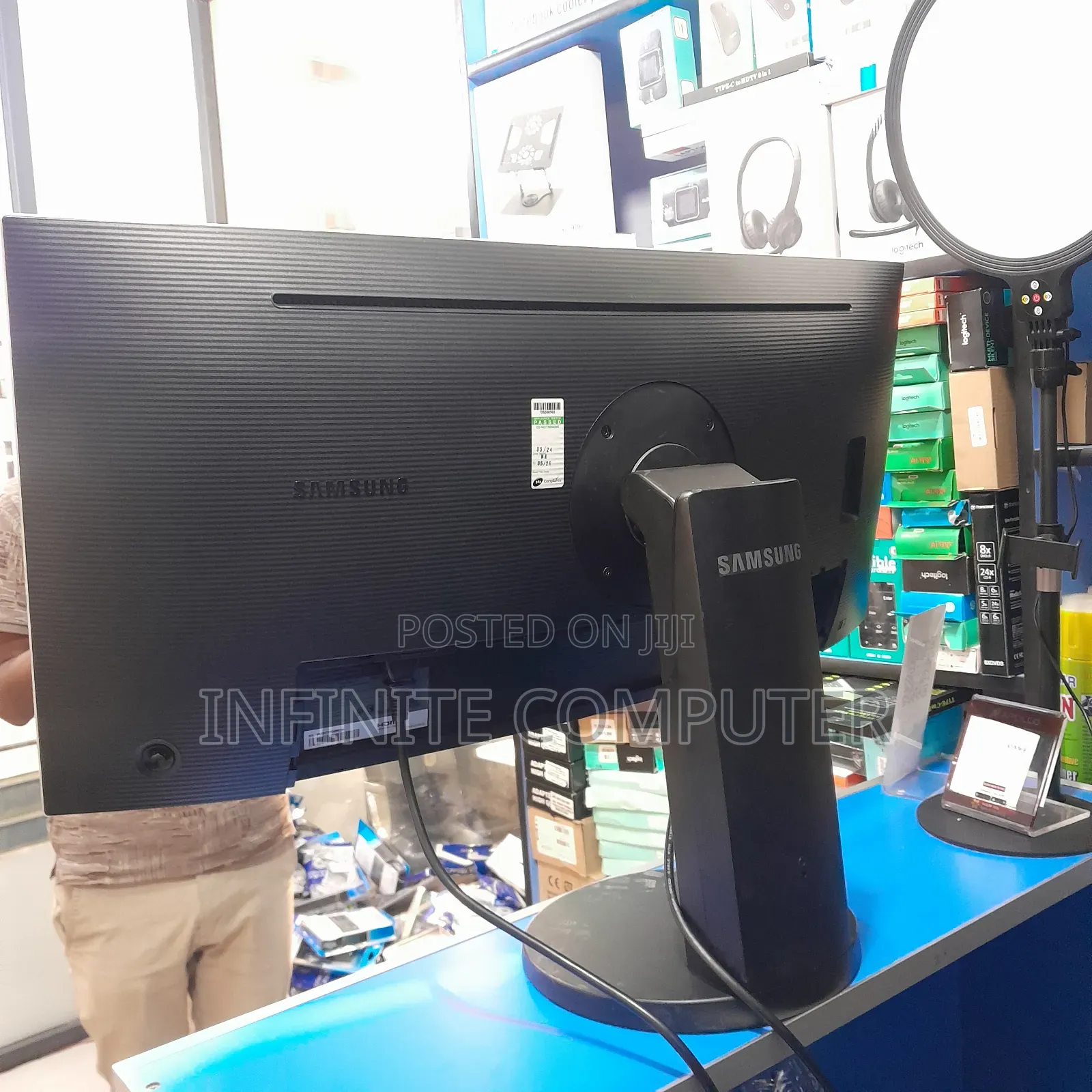 32" Curve Samsung Monitor