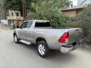 Photo - Toyota Hilux 2019 Gray