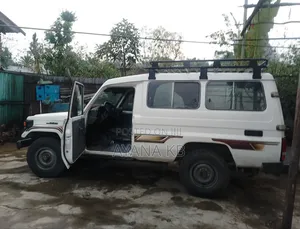 Photo - Toyota Land Cruiser 2006 White