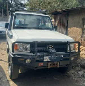 Photo - Toyota Land Cruiser 2015 White