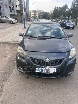 Photo - Toyota Yaris Base Sedan 4dr 2010 Black