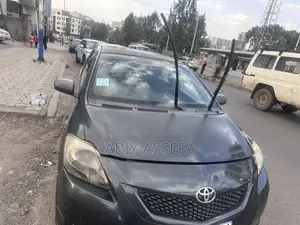 Toyota Yaris Base Sedan 4dr 2010 Black