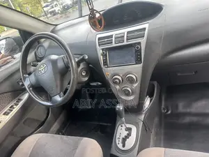 Toyota Yaris Base Sedan 4dr 2010 Black