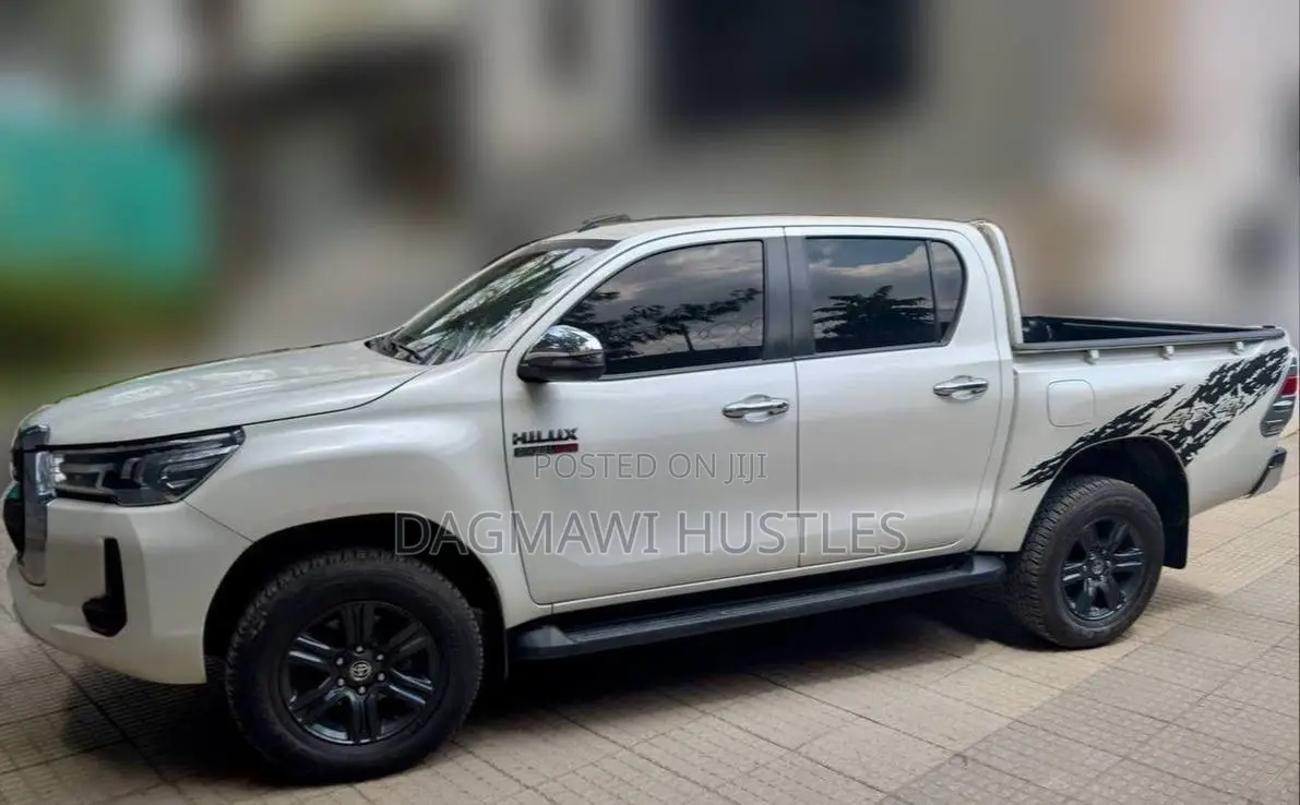 Toyota Hilux 2022 White
