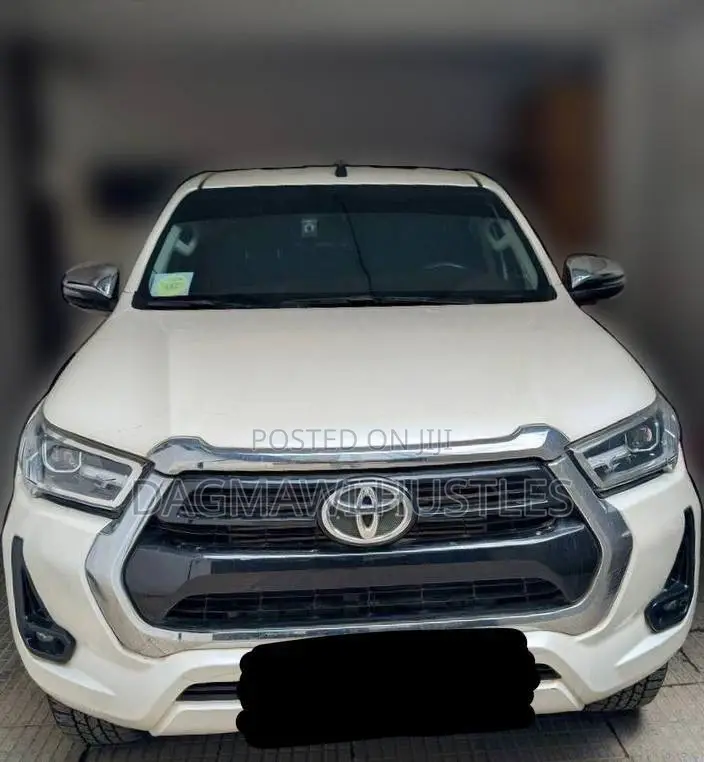 Toyota Hilux 2022 White