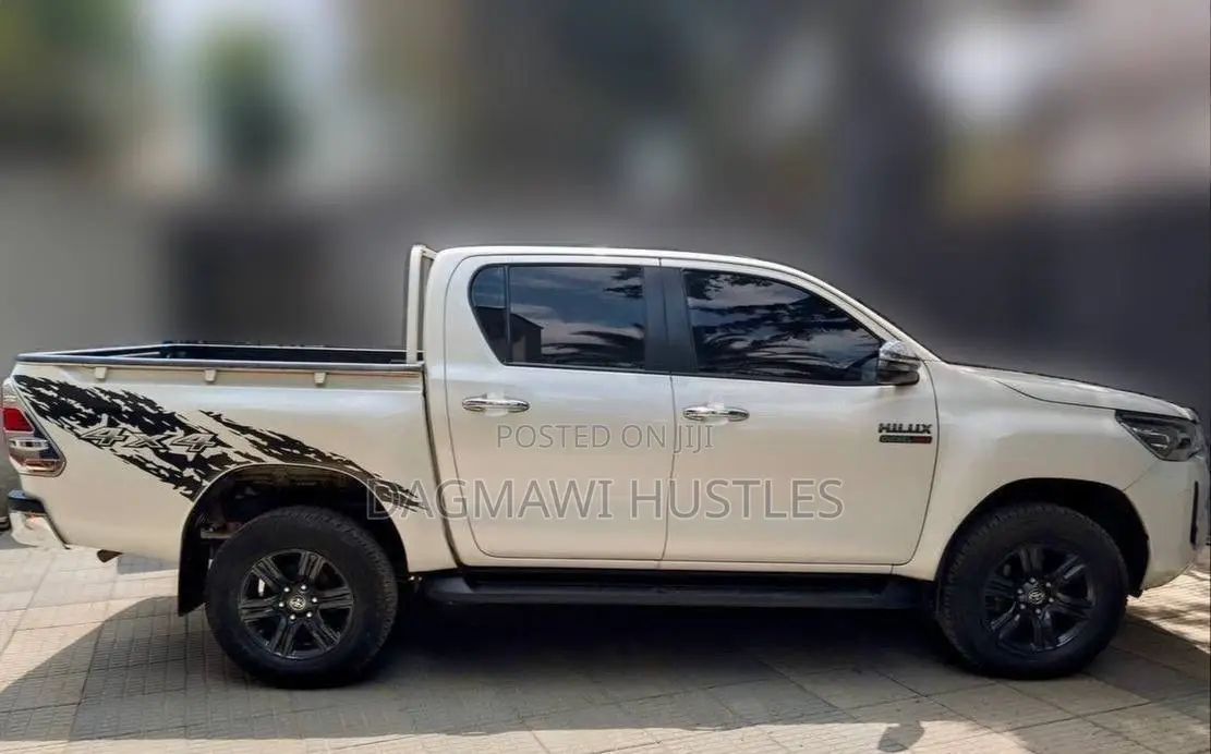 Toyota Hilux 2022 White
