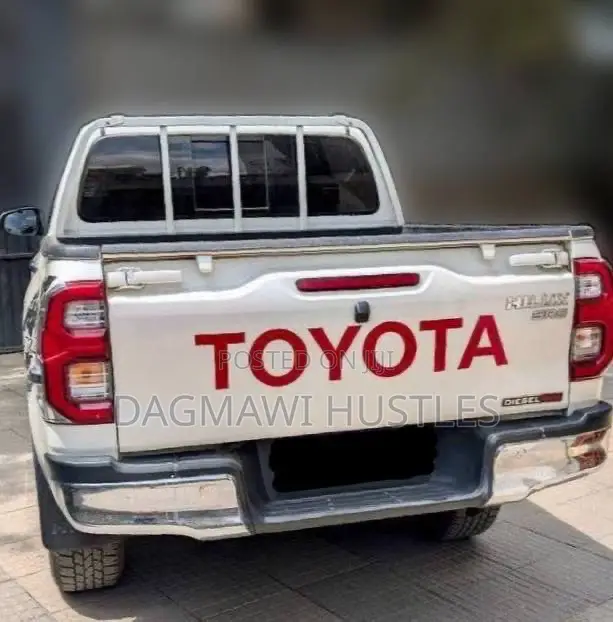 Toyota Hilux 2022 White