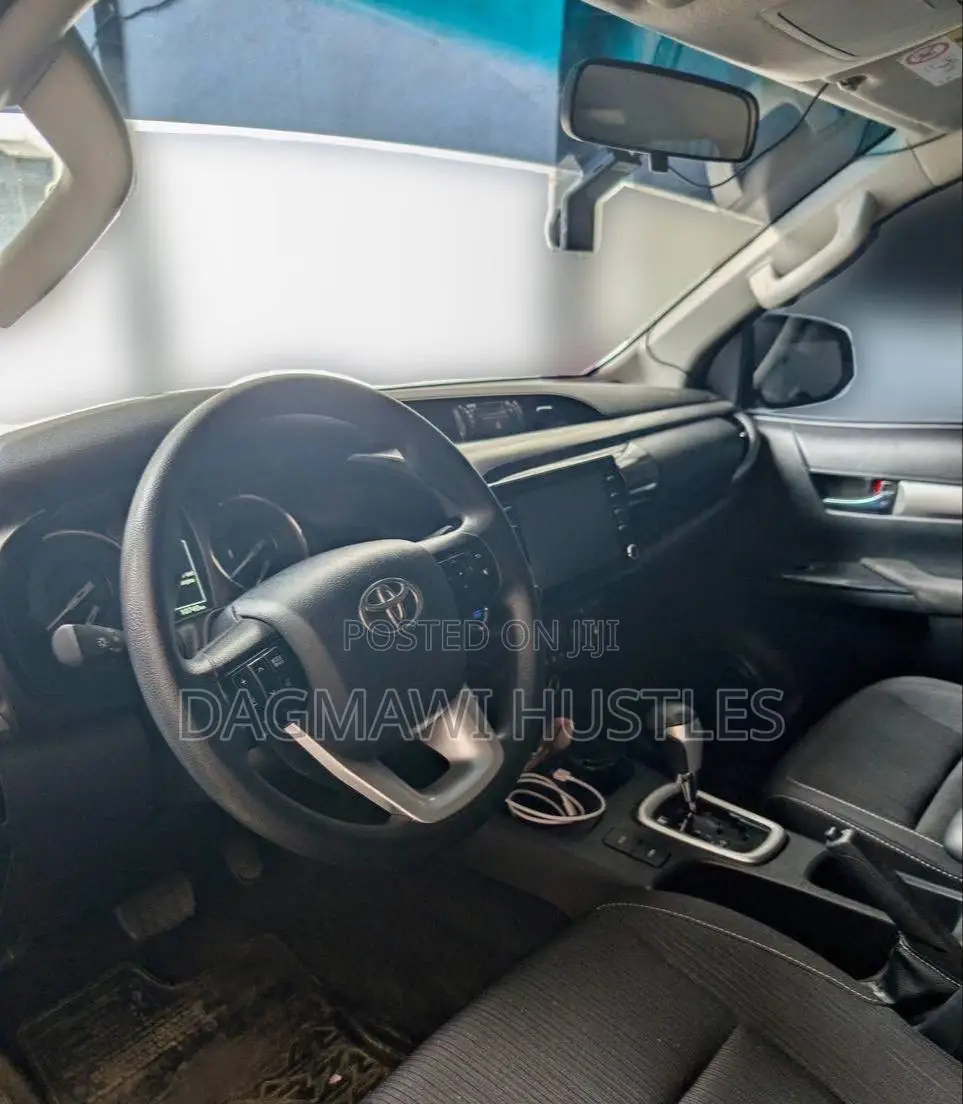 Toyota Hilux 2022 White