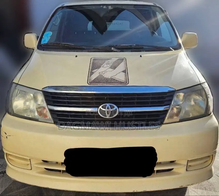 Toyota HiAce 2011 Yellow