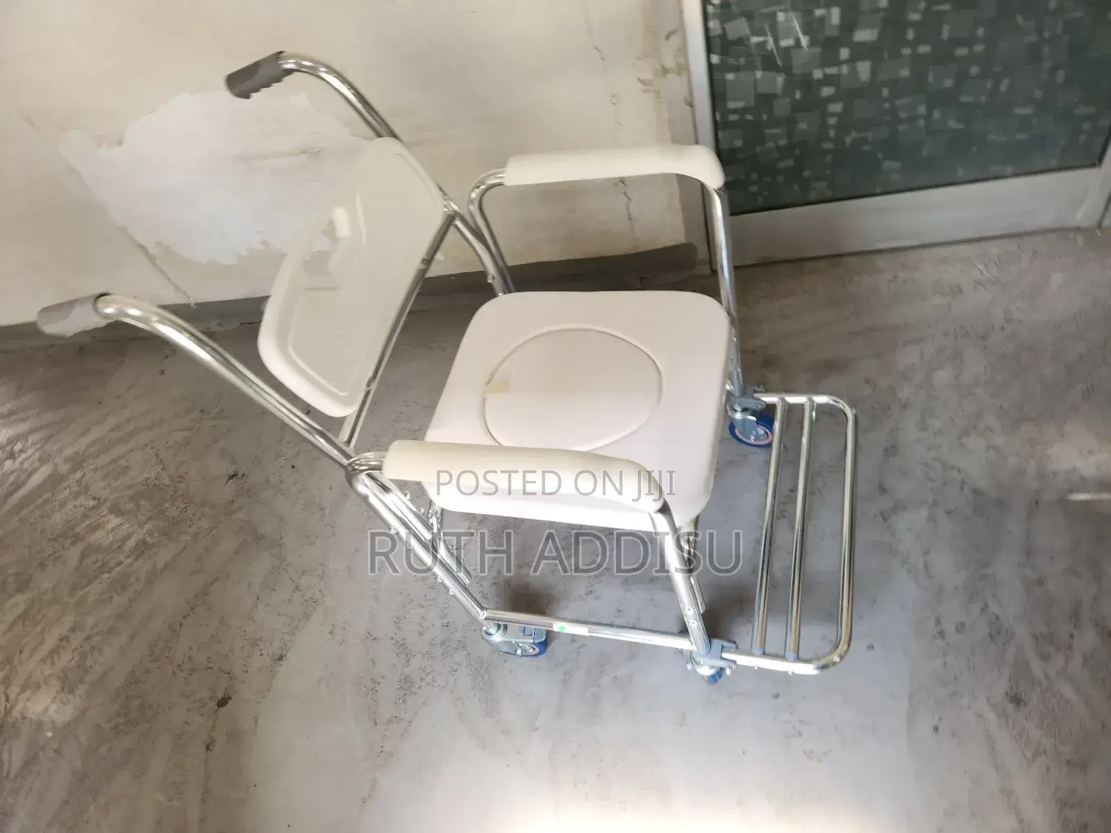 Commode Small Wheels Movement Aid Commode Chair Medical