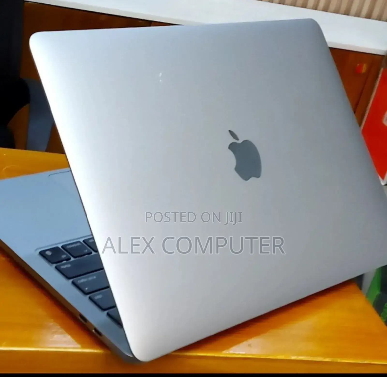 New Laptop Apple MacBook Pro 2022 M2 8GB Apple M2 SSD 256GB